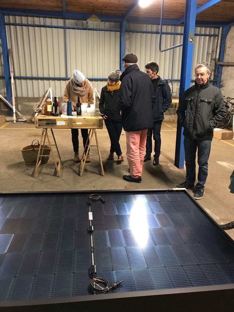 Sensibiliser à l’énergie solaire : des citoyens du Finistère équipés en kits solaires photovoltaïques